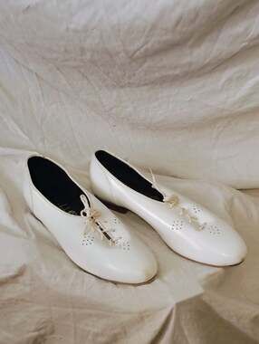 Tic-Tac-Toes White Leather Dance Shoes Oxford Lace-Up Size 8 Med.